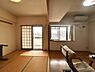 リビング/ダイニング：窓から差し込む光が部屋全体を包み込み、心まであたたかく。静けさとぬくもりが交差する場所です。