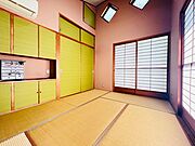 1階和室。押入れなどの収納が豊富でお布団や家族の思い出の品など収納出来ます！