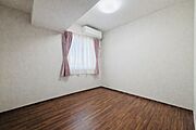 木目が美しいフローリングの洋室。お掃除も簡単で清潔感あふれる空間です！