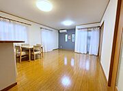 ダイニングテーブルやソファを置いてもゆったり過ごせます