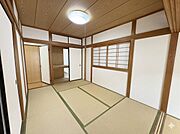 押入れもあり収納も安心の和室6帖♪