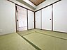 室内：畳と木目天井が安らぐ和室。収納付きで多用途に使える空間です。