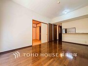 「Living room」一日の中で多くの時間を過ごすことになる住まいだからこそ、いつも穏やかな空間であるように心掛けています。構成する建材などへの配慮が、住まう方の健康を守ります。