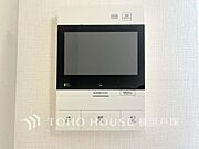 「TVモニタ付きインターホン」見える安心をカタチにしました。誰が来てもわかる様にモニター付きインターホンを設置。家事導線を考慮した個所に設置し、防犯性と利便性に優れ快適と安らぎを合わせた優しい設計。