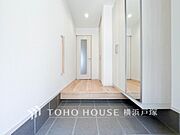 「Entrance」お客様をお迎えする玄関は落ち着いた雰囲気。帰り着くたびに洗練されたテイストの空間に迎えられ誇りと喜びを感じる玄関まわりです。
