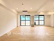「Living room」光と風が溢れる開放的なリビングダイニングには自然と家族みんなが集まってきます。明るく穏やかな空気の中で飲んだり、食べたり、笑ったり。