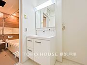 【Powder room】十分な大きさの洗面台は、身だしなみチェックや歯磨きなど、朝の慌ただしい時間でも余裕とゆとりを感じて頂けます。