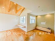 「Living room」家族と過ごすひと時を溢れる光が優しく包み込むリビングダイニング。家族とともに、心穏やかに過ごすひととき。家族との時間、自分の時間を大切にできる空間がここにあります。