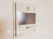 訪問者を玄関まで行かずに確認できます。嫌な訪問者と直接接触しないためトラブルを避けられます。