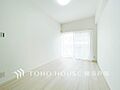 「Room」採...