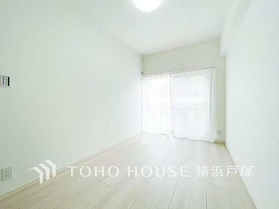 「Room」採...