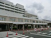 藤沢市民病院(2100m)救急医療から専門診療まで幅広く対応しています。最新の医療設備と経験豊かな医師が患者の健康を支えています。