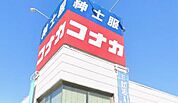 モダンなスーツから旬なビジネスカジュアルまで揃う、働く男性の頼れるワードローブ。洗練されたスタイルを追求するあなたへ、自信と品格を添える一着がきっと見つかります。