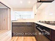 【Kitchen】誰もが使いやすいデザインにこだわったキッチン。プライベートスペースを彩るインテリアとしての美と、快適な日常を支える機能性と強さがひとつになったキッチンです。