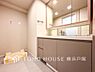 洗面：【Powder room】ご家族の1日が始まり、1日の終わりを締めくくる洗面空間。洗濯機を配置しても十分なスペースを確保した設計となっております。