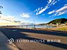 周辺：【Frontal road】家の良し悪しだけでなく周辺環境も重要なポイント。それは月日が経つ事で「近くにあるもの」から「家の財産」へとイメージが変わってくる事を身体が理解しているからだと思います。
