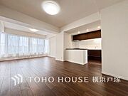 【Living room】一日の中で多くの時間を過ごすことになる住まいだからこそ、いつも穏やかな空間であるように心掛けています。構成する建材などへの配慮が、住まう方の健康を守ります。