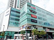 上大岡駅直結。TOHOシネマズ上大岡が入る複合商業施設。ヤマダ電機や書店、100円ショップのSeria、衣料品のお店や飲食店なども多く入っています。