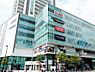 周辺：上大岡駅直結。TOHOシネマズ上大岡が入る複合商業施設。ヤマダ電機や書店、100円ショップのSeria、衣料品のお店や飲食店なども多く入っています。
