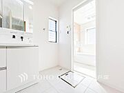 【Powder room】ご家族の1日が始まり、1日の終わりを締めくくる洗面空間。洗濯機を配置しても十分なスペースを確保した設計となっております。