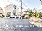 【Frontal road】周辺に建ち並ぶ邸宅も、それぞれに個性がありながらも全体的に瀟洒な雰囲気を醸し出している邸宅街の一角。