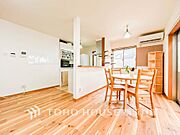 【Living room】一日の中で多くの時間を過すことになる住まいだからこそ、いつも穏やかな空間であるように心掛けています。構成する建材などへの配慮が、住まう方の健康を守ります。