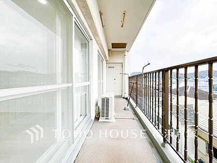 【Balcony】太陽に愛された邸は、陽当り・通風に優れた魅力的で快適さを追求した邸宅でした。ここに住むからこそ意味がある。そんな特別感に浸りながら、毎日をお過ごしして欲しいです 。