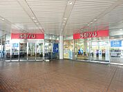 西友二俣川店(500m)二俣川駅南口から続く通り沿いに立地するスーパー。1階は直営の食料品売り場。他フロアにはコジマ×ビッグカメラや衣料品のしまむら、100円ショップなどが入っています。