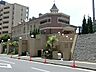 周辺：責任感と思いやりをもった自立的な人間、一生を通じて学び続ける姿勢をもった人間を育てるモンテッソーリ教育を行っています。
