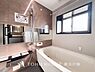 浴室：【Bathroom】上質が感じられるカラーリングで、清潔な空間美を実現。一日の疲れが癒される優雅なバスタイムを堪能できるゆとりあるバスルームです。