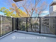 【Balcony】開放感いっぱいの眺望と共に光と風を享受するバルコニー。緑豊かな景観を眺めることができます。