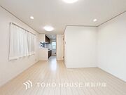 【Living room】家族みんなが爽やかに健やかに過ごせるように、溢れる光をたっぷり取り込んだリビングダイニング。集いの場、憩いの場としての快適性を求めたやすらぎの空間です。
