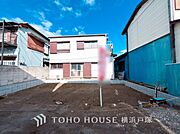 閑静な住宅街の陽当りに恵まれた土地。たくさんの想いが美しいカタチに彩られた時、そこにはひと時のくつろぎが生まれ、ゆっくりと愛着が育まれていきます。（2025年12月撮影）