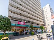 日々の食生活に必要な商品を最大限のバリュで提供。夜遅くまで営業しているので、お帰りが遅くても利用できて便利です。
