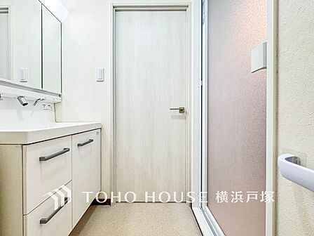 【Powder room】脱衣スペースを含む空間はゆとりの広さを設け、また洗面化粧台にも収納スペースを設ける事により、散らかりやすい洗面スペースをスッキリ保てます。