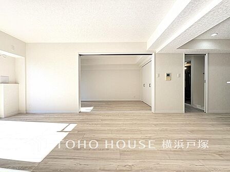 【Living room】ここにはみんなが集い、食事と楽しい会話が始まる。話に夢中になりすぎて、ついつい時を忘れてしまう。そんな束の間の幸せを感じさせてくれる場所。