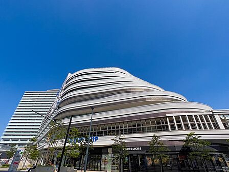 大船駅笠間口直結のショッピングモール。大型客船のようなシルエットの外観が印象的です。スーパー「ライフ」やヤマダデンキ、ドラッグストアや飲食店など暮らしに便利なテナントが入っています。