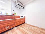 「Kitchen」長い時間滞在するキッチンだからこそ、食事の準備を楽しい時間に、忙しい時でもスムーズに無駄なく作業できる、お手入れも簡単にできるなど、毎日を楽しくするキッチンスペースに仕上げました。
