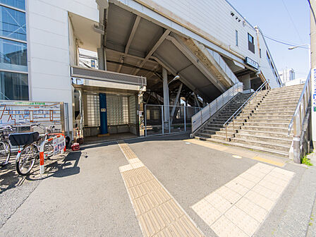 駅の周辺にはお買い物施設が多数あり、大変便利です。鎌倉や逗子にも近く、観光もしやすい。