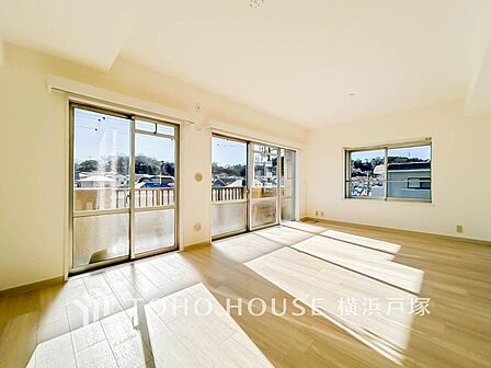 「Living room」柔らかな色合いのフローリングと清潔感の溢れるクロスが明るい空間を創り出しているリビングダイニング。憩いの場に相応しく、ここで楽しむ家族の時間が絆をより深めてくれそうです。