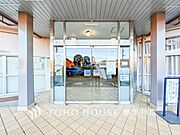 【Entrance】エントランスは毎日の行き帰りで使う大事な空間です。明るい基調で華やかなデザインなので、毎日も気持ちよく、またご友人なども素敵に迎え入れられます。
