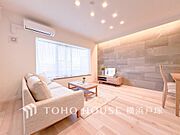 「Living room」広々としたリビングダイニングは、シックでモダンな内装。落ち着いた雰囲気に包まれて、伸びやかな空間の中で、ゆったりと家族団らんのひとときを過ごせます。