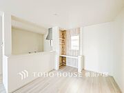【Living room】広々としたリビングダイニングは、シックでモダンな内装。落ち着いた雰囲気に包まれて、伸びやかな空間の中で、ゆったりと家族団らんのひとときを過ごせます。
