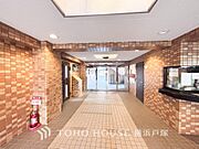 【Entrance】上品で清潔感があるエントランスは住人やゲストを迎え入れ、そして送り出す場にふさわしい上質な空間です。プライベート感が高まるシックな装いのエントランス。