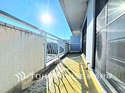 【Balcony】広いバルコニーは、暮らしの中での光と風を演出してくれています。見事なまでの開放的な空間をお楽しみください。