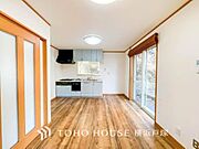 【Living room】明るく開放的な空間が広がるLDK。室内には豊かな陽光が注ぎ込み、爽やかな住空間を演出。ホームパーティーでもゲストと一緒に料理を楽しみながら楽しい時間を過ごせそう。