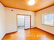 【Room】大きな窓からたっぷりと陽光が注がれる明るい空間。家族の成長に対応できる永住仕様の間取り。時を忘れて過ごす場所として過ごせるお部屋。