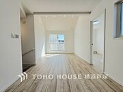 【Living room】明るく開放的な空間が広がるLDK。室内には豊かな陽光が注ぎ込み、爽やかな住空間を演出。