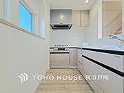 【Kitchen】手元の収納から、足元の収納までが全てスライド式で、奥のスペースまで有効に活用できます。奥まで上から見渡せるので、たまにしか使わない調理器具もサッと取出せます。