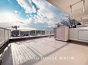 【Roof balcony】大空と眺望を心ゆくまで楽しめるルーフバルコニー。広々としたオープンエア空間が開放感溢れる毎日を演出します。
